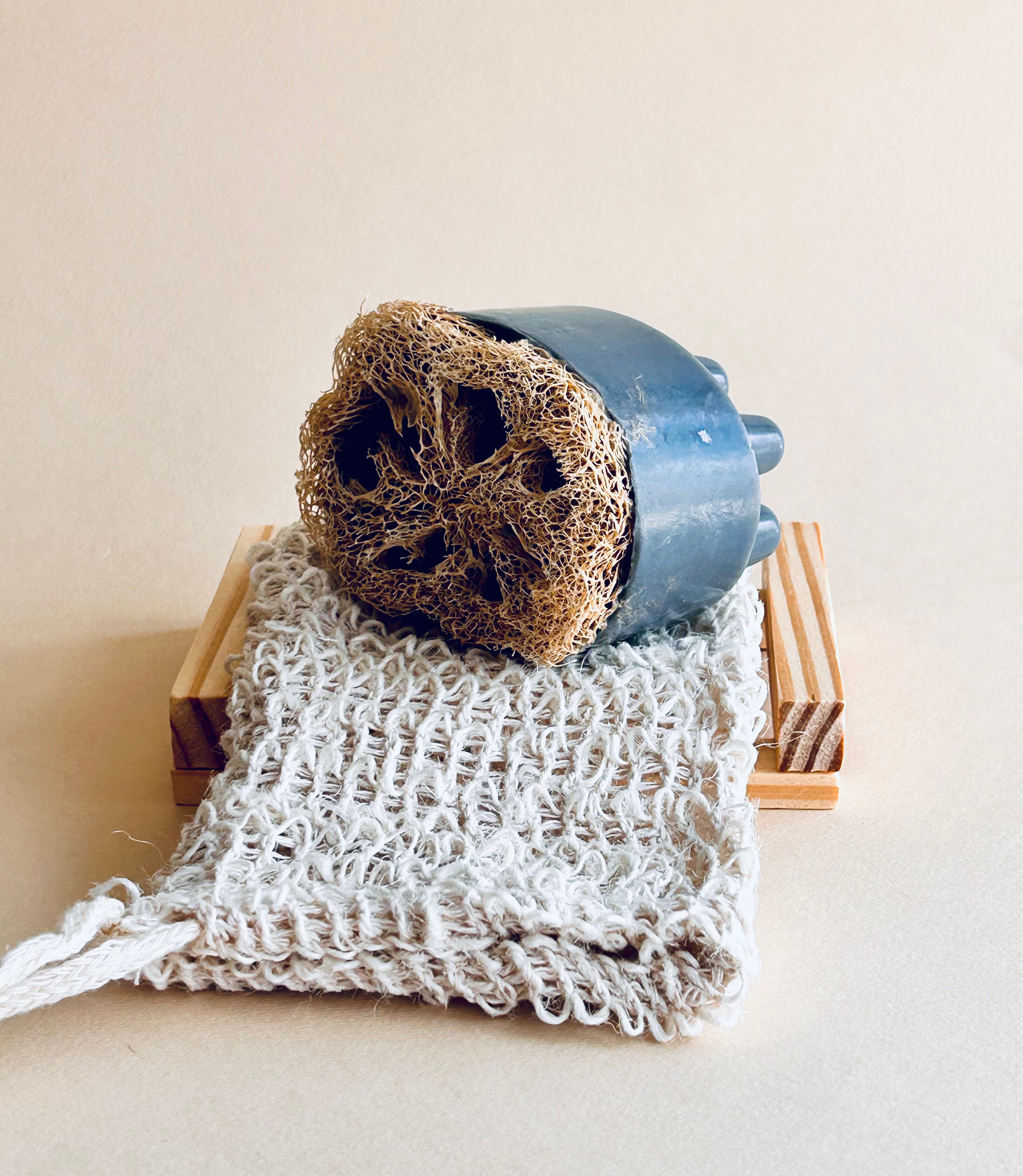 SAVON DE MASSAGE: CHARBON & PIN - Déesse Créations Artisanales